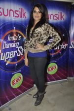 Richa Chadda with Fukrey stars on the sets of India_s dancing superstars in Filmcity, Mumbai on 29th May 2013 (27).JPG
